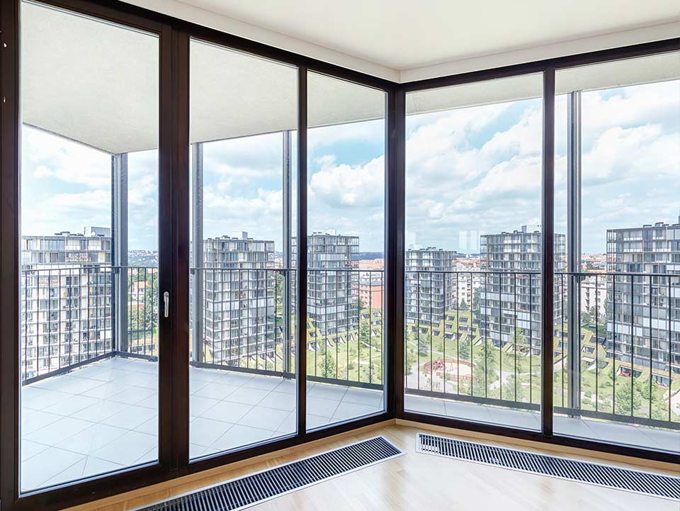 cerramienbto de aluminio fabricado e instaladas en una terraza balcón de un piso de Esplugues de Llobregat
