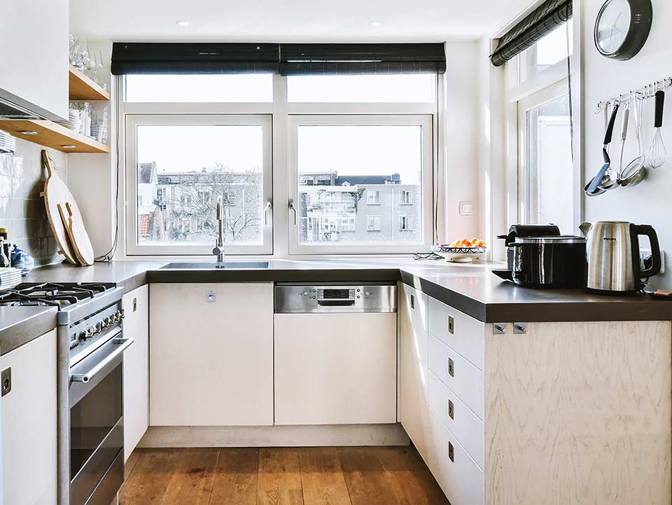 ventana fabricada e instalada en una cocina de una vivienda de Esplugues de Llobregat